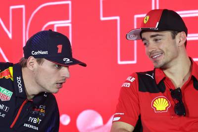 Terwijl Charles Leclerc een diepe zucht slaakt, oogt Max Verstappen monter: ‘Wij willen wereldkampioen worden’