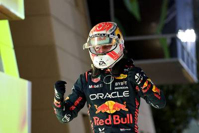Superieure Max Verstappen heerst in openingsrace: één-tweetje voor Red Bull in Bahrein