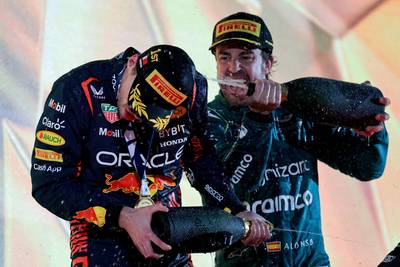 Buitenlandse media zien Max Verstappen domineren, maar Alonso steelt de show: ‘Magische podiumplaats’