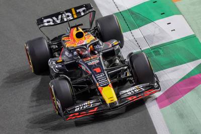 Max Verstappen na ‘zware dagen’ ook in Saoedische avond de snelste: ‘Ik voel me nu weer goed’