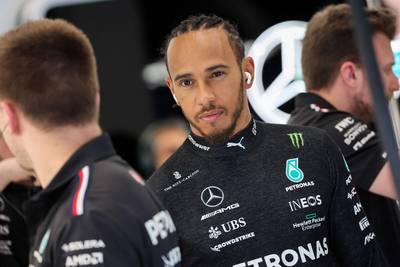 Lewis Hamilton kraakt eigen Mercedes en looft Red Bull: ‘Nog nooit een auto gezien die zo snel is’