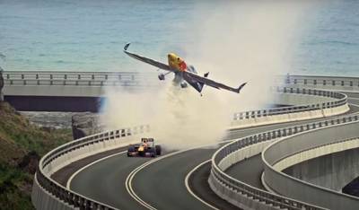 Daniel Ricciardo racet in Formule 1-bolide tegen stuntvliegtuig