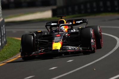 Spinnende Max Verstappen in eerste rondjes meteen veel sneller dan de rest ‘down under’