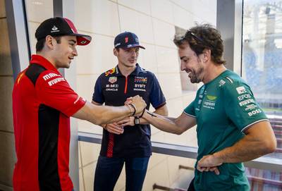 Max Verstappen rekent op Fernando Alonso: ‘Als ik naar zijn gezicht kijk, dan is hij wel redelijk optimistisch’