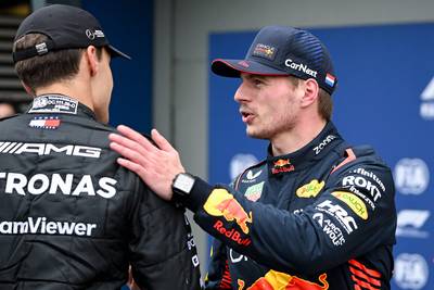 Volgens Russell houdt dominant Red Bull voet van het gaspedaal uit angst voor ingrijpen FIA: ‘Ze generen zich’