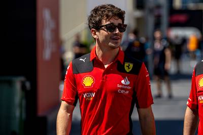 Charles Leclerc (nog) niet in gesprek met Mercedes: ‘Ik hou van Ferrari’