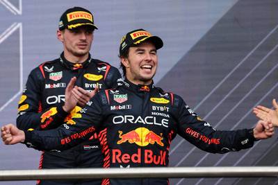 Max Verstappen moet zege in Bakoe aan Sergio Pérez laten: safetycar pakt slecht uit voor wereldkampioen