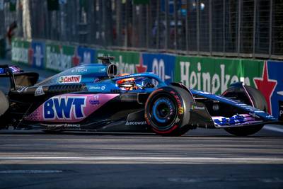 Geschrokken Ocon ontwijkt ternauwernood fotografen in pitlane: ‘Dit had een enorme ramp kunnen zijn’