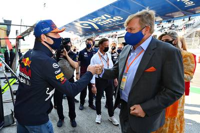 Koning ‘zweepte gezin op’ om naar wereldtitelrace Max Verstappen te kijken: ‘Was in staat weg te lopen’