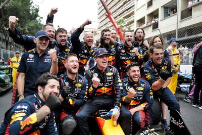 Verstappen geeft duidelijk signaal af aan Pérez, Alonso en de rest: ‘Red Bull en Max domineren elke race’