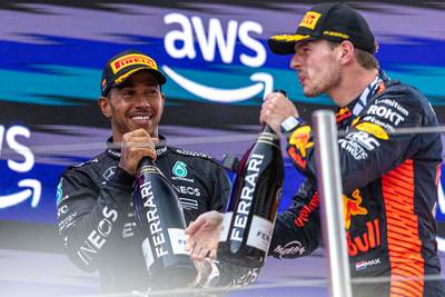 Lewis Hamilton verwacht dat Max Verstappen record afpakt: ‘Hij heeft nog een heel lange carrière voor zich’