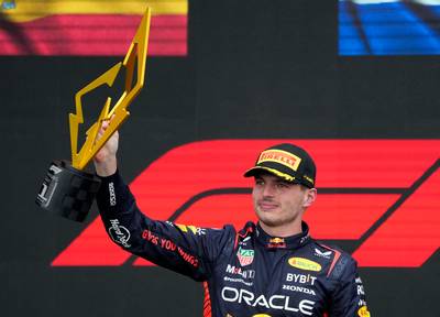 WK-stand Formule 1 | Max Verstappen hard op weg naar mondiale trilogie na vierde zege op rij