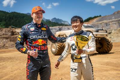 ‘Supermax’ Verstappen en ‘Yukinator’ Tsunoda racen in monstertrucks alternatieve GP van Oostenrijk