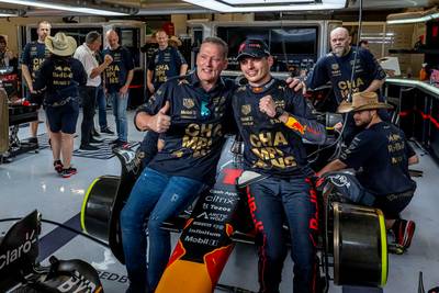 Jos Verstappen moet Max voor elke race even spreken: ‘Ik wil weten wat hij van plan is, dat kalmeert me’