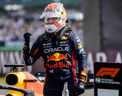 Max Verstappen klopt verrassende McLarens in kwalificatie op Silverstone en pakt vijfde pole op rij