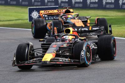 Ongenaakbare Max Verstappen wint ultrakorte sprintrace op nat circuit van Spa, domper voor Pérez