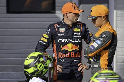 Lando Norris voelt zich slecht na vernielen trofee van Max Verstappen: ‘Ik heb er grapjes over gemaakt’