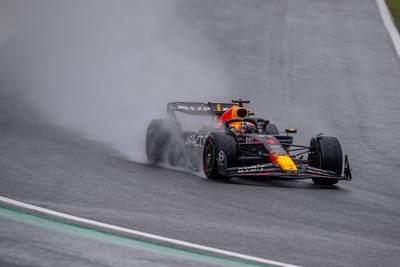 Max Verstappen klopt Piastri met 11 duizendsten in sprint shootout en begint vanaf pole aan sprintrace