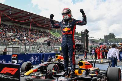 Niet te kloppen: Max Verstappen na fraaie inhaalrace ook in Spa heer en meester