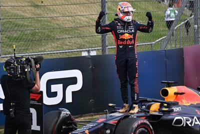 Alleenheerser Max Verstappen maakt vroege aanval onschadelijk en grijpt op Silverstone zesde zege op rij