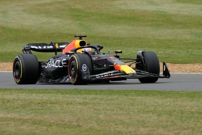 Geen snelle ronde Verstappen in door regen geplaagde training op Silverstone, goede generale Leclerc