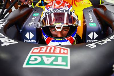 Max Verstappen showt zijn nieuwe ‘best Nederlandse’ helm voor thuisrace in Zandvoort