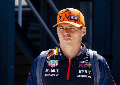 ‘Max Verstappen scheurt in peperdure sportwagen over Franse wegen en wacht mogelijke boete’