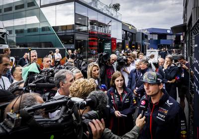 Max Verstappen geniet in Zandvoort: ‘Ik heb het nooit overweldigend gevonden, het is gewoon fantastisch’