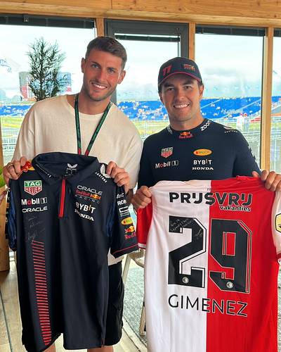 Mexicaanse sporthelden Sergio Pérez en Santiago Giménez ruilen shirtje in Zandvoort