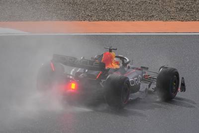 Verstappen glibbert naar snelste tijd in chaotische training op Zandvoort met drie rode vlaggen