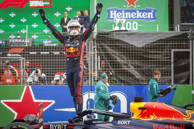 Max Verstappen schrijft met overwinning in chaotische thuisrace historie en evenaart record Sebastian Vettel