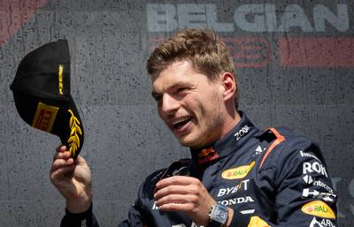 Dominantie Max Verstappen bedreigt kijkcijfers: ‘Tenzij hij een been breekt, weet ik niet wat we daaraan kunnen doen’