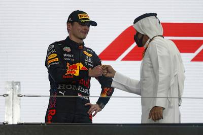 Geen wereldtitel in Japan, maar net als Lionel Messi komt Max Verstappen voor zijn kroning naar Qatar