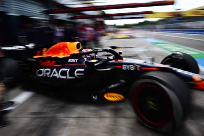 Max Verstappen begint uitstekend op Monza en snelt op harde banden naar rapste tijd in VT1