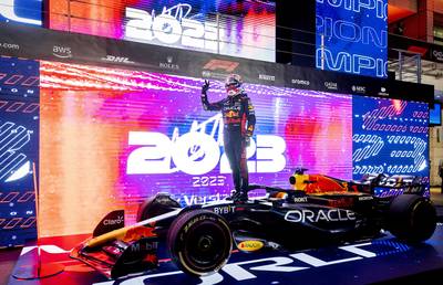 Max Verstappen bekroont fenomenaal seizoen met derde wereldtitel na chaotische sprintrace in Qatar