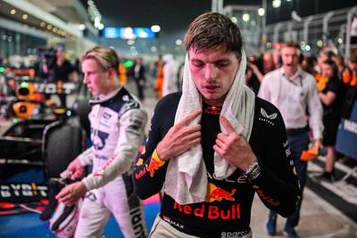 Max Verstappen grapt met Norris en Piastri na race in verzengende hitte: ‘Heeft iemand een rolstoel?’