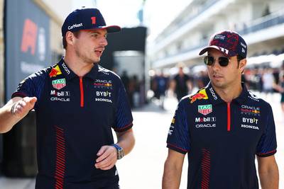 Max Verstappen blij met contractverlenging Sergio Pérez: ‘Kijken ernaar uit om op succes voort te bouwen’