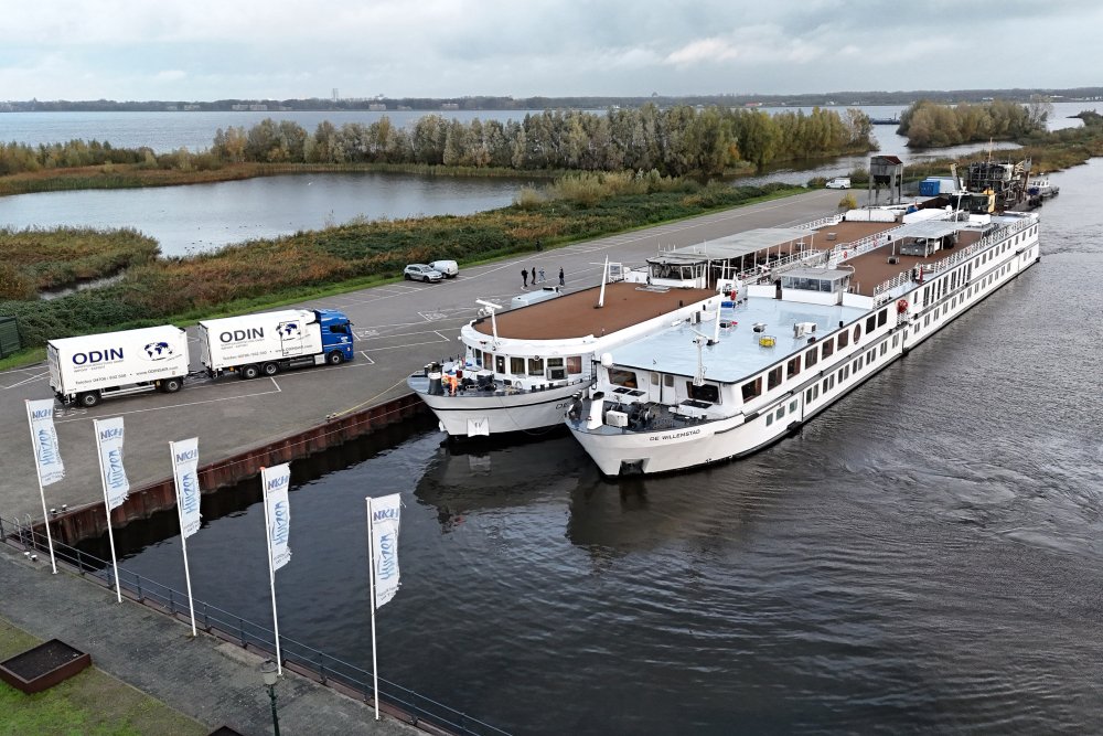 Hotelschepen voor vluchtelingen aangekomen in de Werkhaven