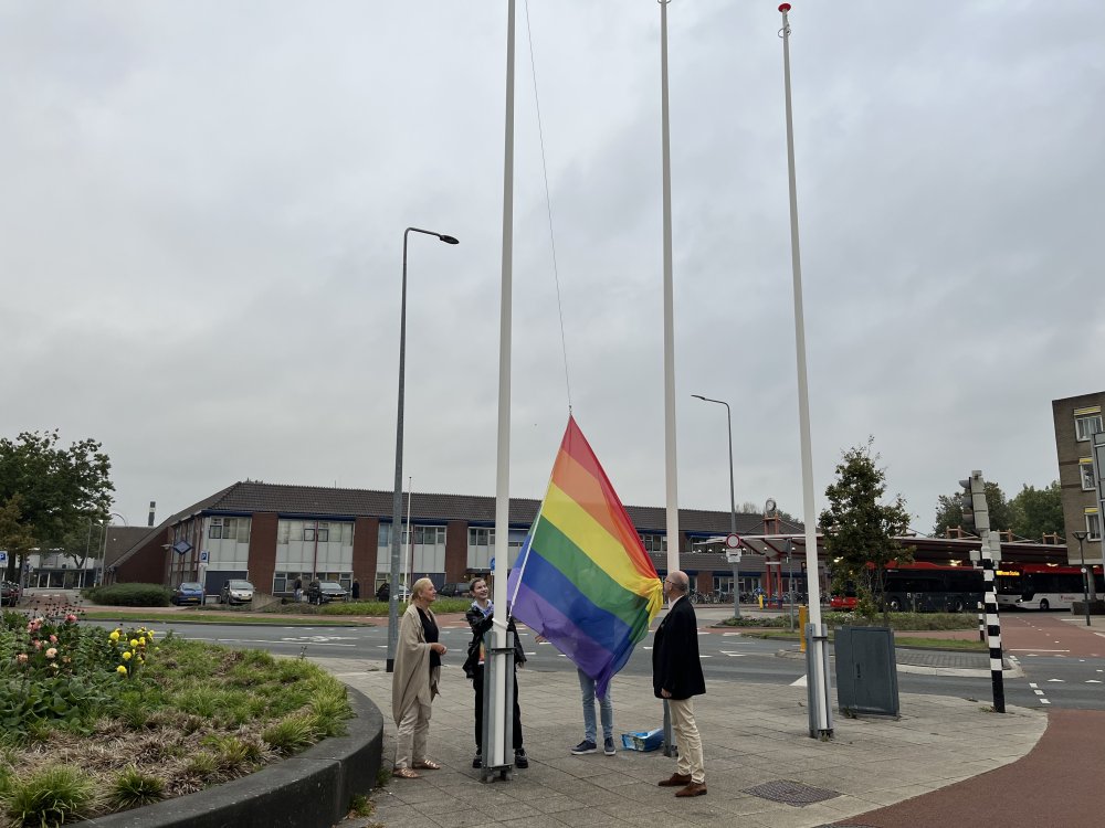 Huizen hijst regenboogvlag in het kader van Coming Out Day