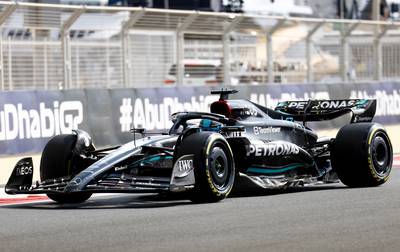 Max Verstappen ziet vanaf de zijlijn hoe George Russell snelste tijd rijdt in openingstraining Abu Dhabi