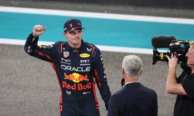 Max Verstappen heerst ook in Abu Dhabi en sluit waanzinnig seizoen af in stijl