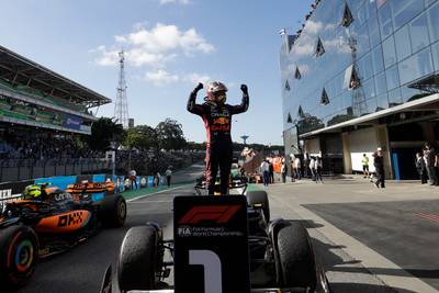 Spanning en sensatie in São Paulo, maar stoïcijnse Max Verstappen blijft iedereen voor in heerlijke race