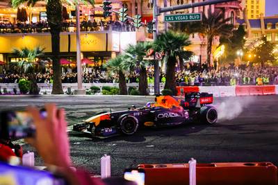 Zo laat moet je de wekker zetten om Verstappen voor het eerst in Las Vegas in actie te zien