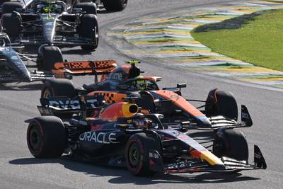 Max Verstappen grijpt bij start de macht en wordt niet meer ingehaald in Braziliaanse sprintrace