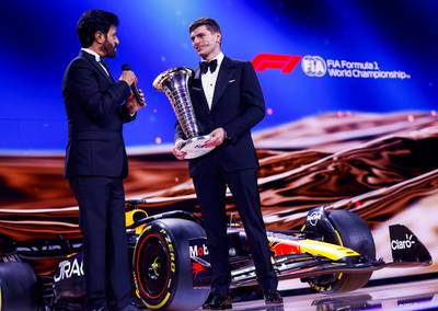 Max Verstappen na ontvangen prijs: ‘Het zal volgend seizoen echt wel closer zijn’