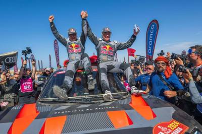 Veteraan Carlos Sainz Sr. (61) schrijft geschiedenis met vierde winst Dakar Rally