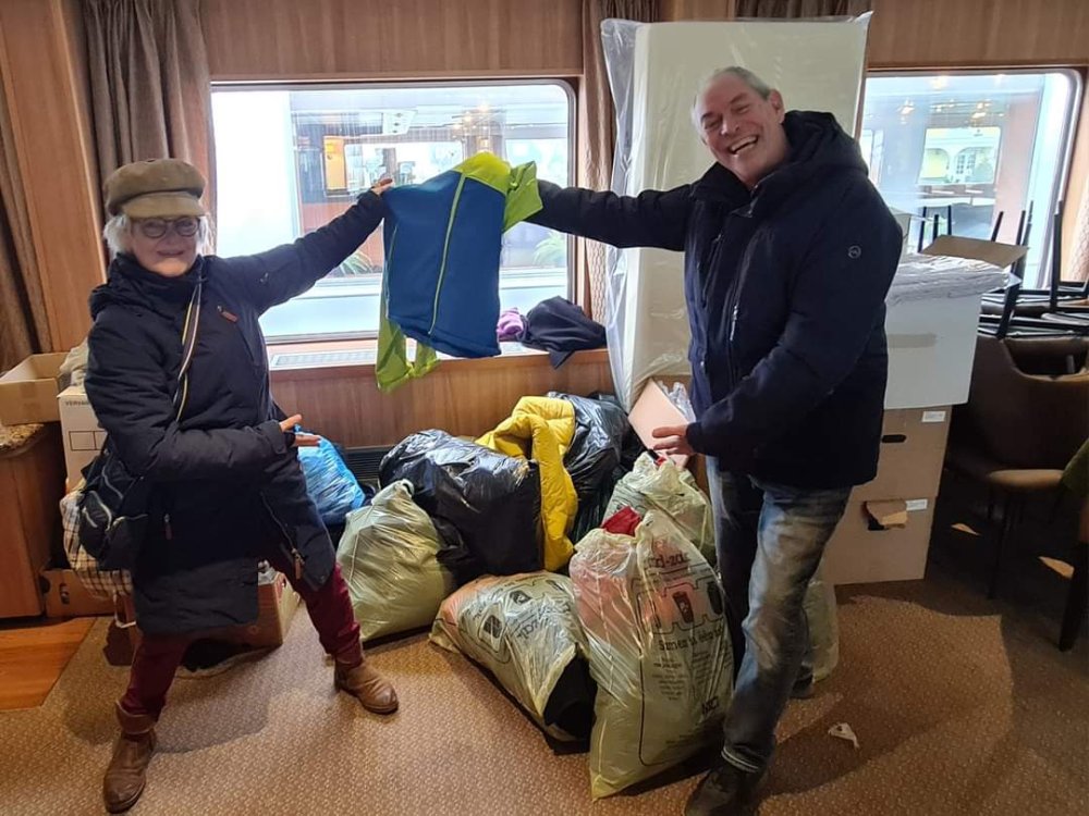 Warme winterjassen van Huizers voor de vluchtelingen op het hotelschip