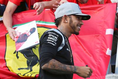 Ook Lewis Hamilton bezwijkt voor het mythische rood: ‘Denk dat hij ook een Ferrari in zijn privécollectie heeft’