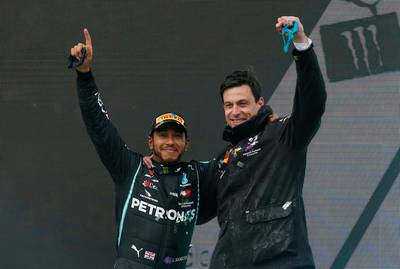 Toto Wolff lijkt niet rouwig om vertrek Lewis Hamilton: ‘Markt met beschikbare coureurs vanaf 2025 zeer interessant’