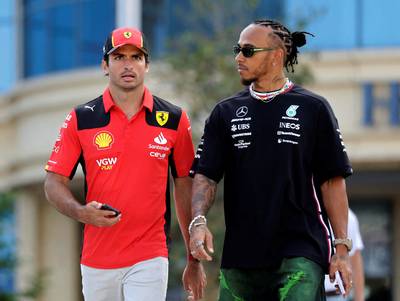 Carlos Sainz niet verrast met keuze van Ferrari voor Lewis Hamilton: ‘Ik wist al een aantal zaken’